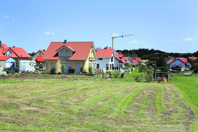 Ohne Grundkauf Wird ein Eigenheim im Baurecht erstellt, so ist kein Grundkauf erforderlich und der Grundbesitz bleibt in der Familie des Eigentümers.