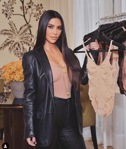 Reality-Star Kim Kardashian bleibt auch in der Coronakrise geschäftstüchtig. Auf diesem Foto zeigt sie einen Body aus ihrer Kollektion für formende Wäsche. Zudem gibt sie fast täglich Einblicke in ihr Privatleben. Kim Kardashian, 38, Reality-Star