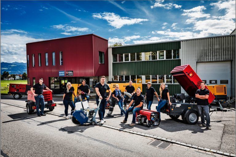 René Jauk im Kreis seiner Mitarbeiter. Er sagt: „Ich habe das beste Team der Welt. Ich bin schwer beeindruckt , wie sehr sie trotz Homeoffice Gas geben.“ BPG