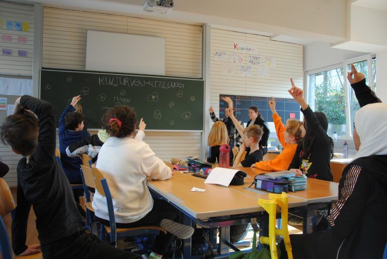Sachkundeunterricht „Wörter gestalten die Welt bunter“ in der ersten Klasse der Praxismittelschule. ???
