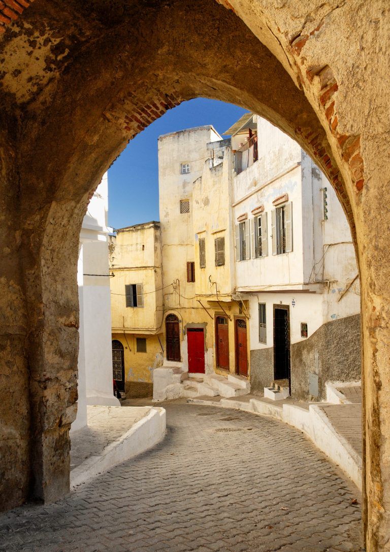 Schmale Gassen schlängeln sich durch die Medina von Tanger. <span class="copyright">Shutterstock</span>