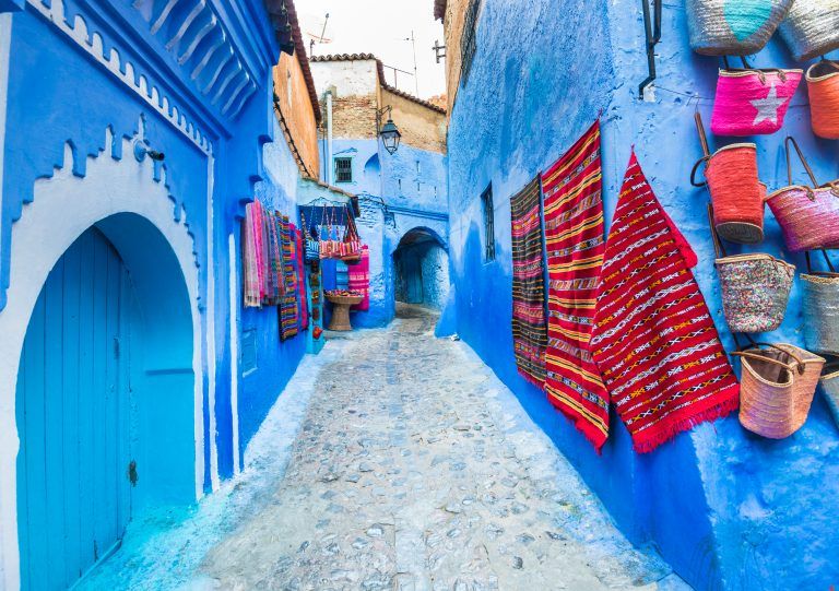 Für die blauen Häuser gibt es unterschiedliche Erklärungen. Inzwischen sind sie aber wohl hauptsächlich ein Marketing-Gag, um Touristen anzulocken. <span class="copyright">Shutterstock</span>