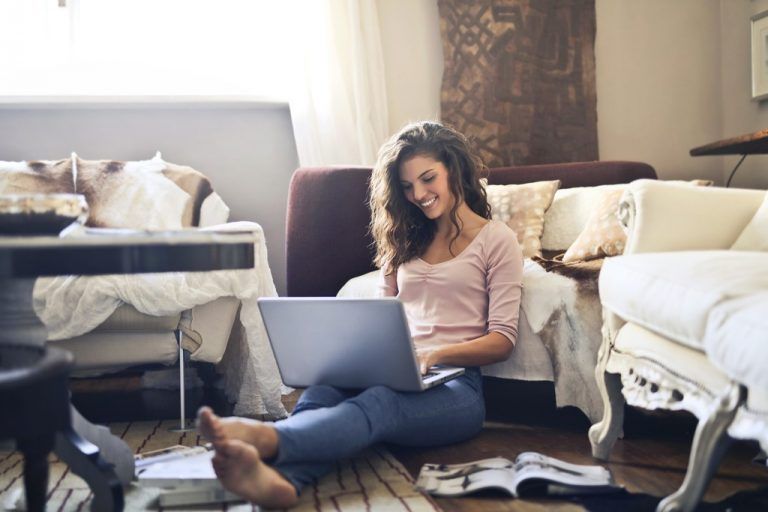 So sollte ein Homeoffice auf Dauer nicht aussehen. Auch um der Augengesundheit willen gilt es, eine gute Arbeitsumgebung zu schaffen. Pexelscom