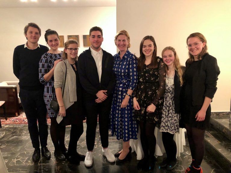 SozialdienerInnen beim Treffen mit Botschafterin Hannah Liko.