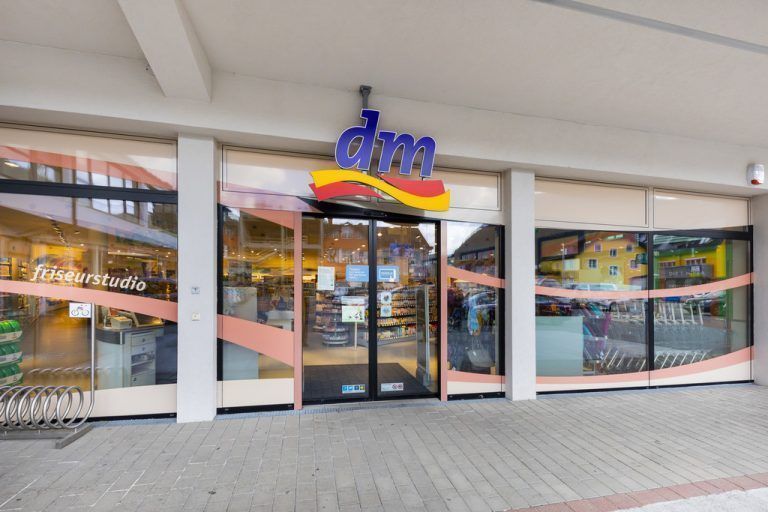 Um die Gesundheit von Mitarbeitern und Kunden zu schützen, gelten bei dm vielfältige Hygienemaßnahmen in den Filialen. dm