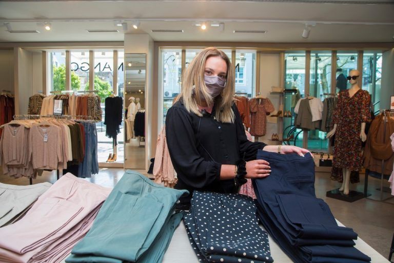 Volle Warenlager und fehlende Kauflust bedrohen den Modehandel. VN/paulitsch