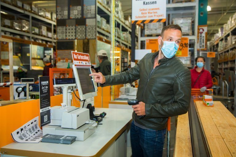 Kunden scannen ihre Ware selber ein. Möglichst wenig Kontakte und Abstand halten waren im Hornbach gefragt. <span class="copyright">VN/Paulitsch</span>