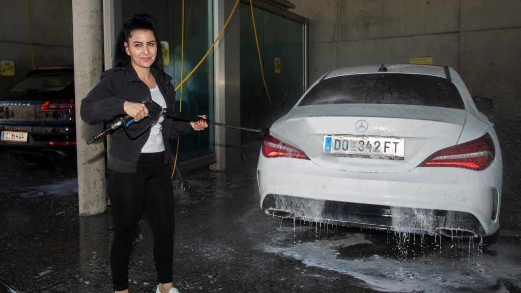 Waschstraßen wieder offen: Blitzblanke Autos braucht das Land