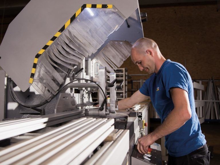 Zertifizierung bestätigt, dass bei Alvaris auf höchstem Niveau produziert wird.FA