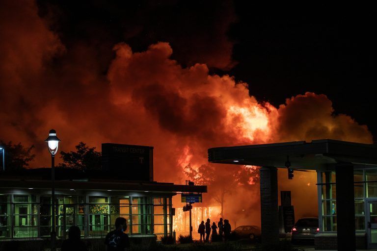 Brennende Geschäftslokale in Minneapolis. <span class="copyright">REuters</span>