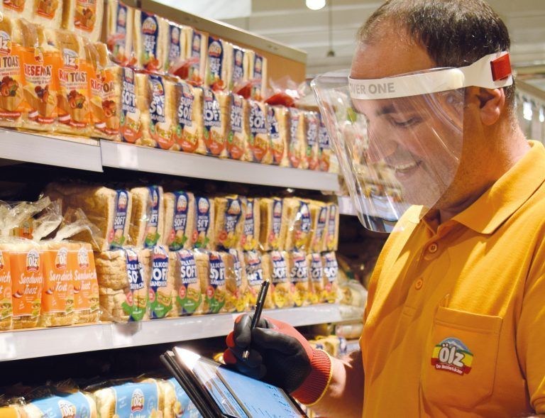 Die Backwaren von Ölz sind in der Coronazeit bei den Konsumenten besonders gefragt. Mitarbeiter arbeiten gut geschützt in Produktion und Vertrieb. FA