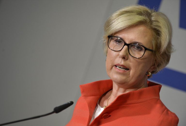 RH-Präsidentin Kraker berichtete über die wohltätige Verteilung.   AP