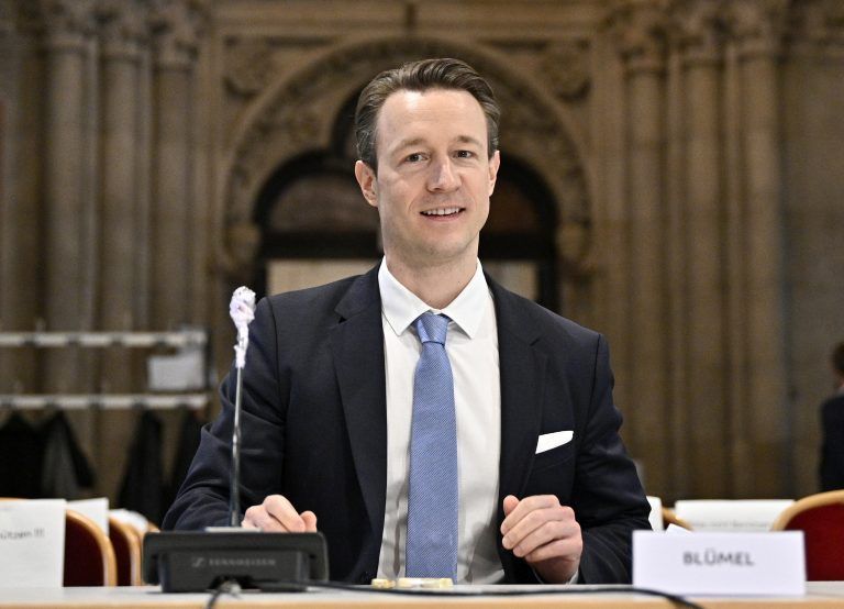 Blümel: „Schauen uns immer die Erfahrungswerte in anderen Ländern an.“ APA