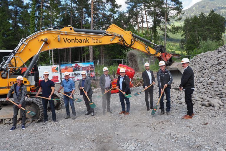 Spatenstich bei LUF mit LR Marco Tittler, Bgm. Harald Witwer, Architekt Herbert Müller, Nachbarn, Vertretern der beteiligten Baufirmen und LUF-Mitarbeitern. FA
