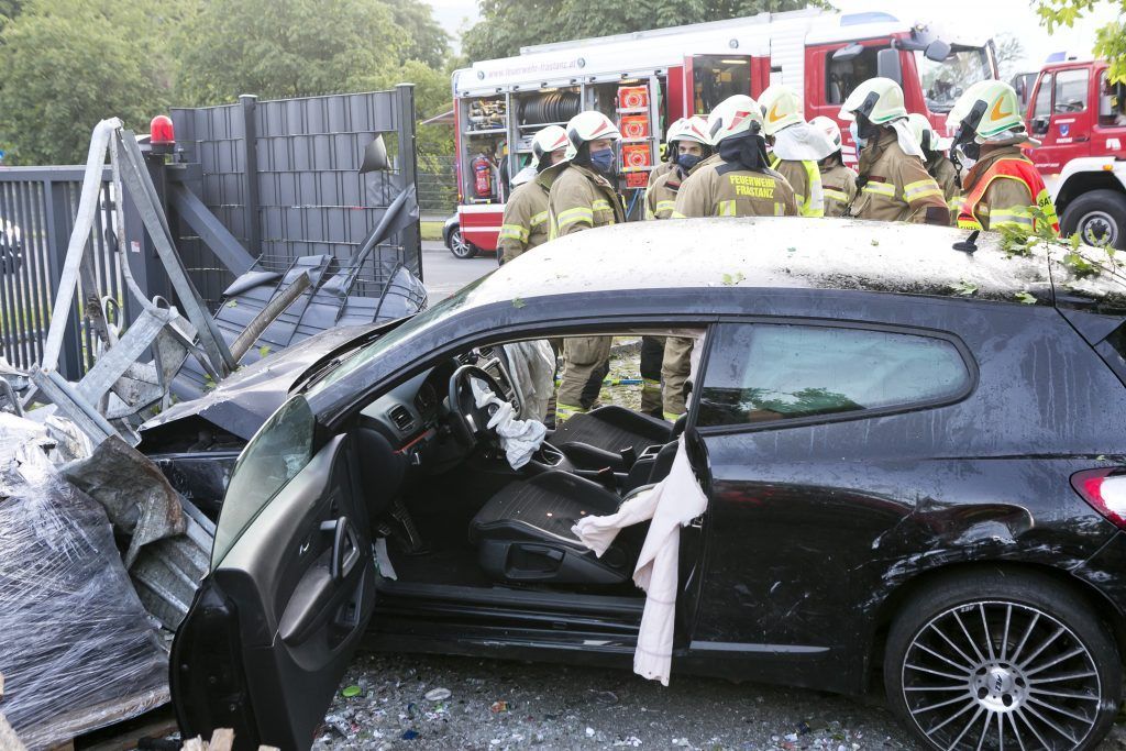 Vorarlberg: 32-Jähriger nach Unfall in Auto eingeklemmt
