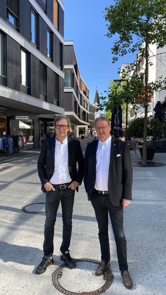 Am Garnmarkt: Bernhard Ölz (Vorstand Prisma Unternehmensgruppe) und Hermann Metzler (Geschäftsführer ZM3). Heuer soll eine große Erweiterung im Norden folgen. prisma