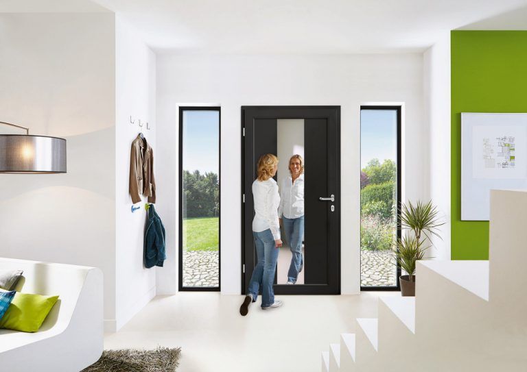 Auch die Innenseite der Haustür kann ganz den persönlichen Vorstellungen angepasst werden, zum Beispiel mit Spiegelelementen. epr/Rodenberg