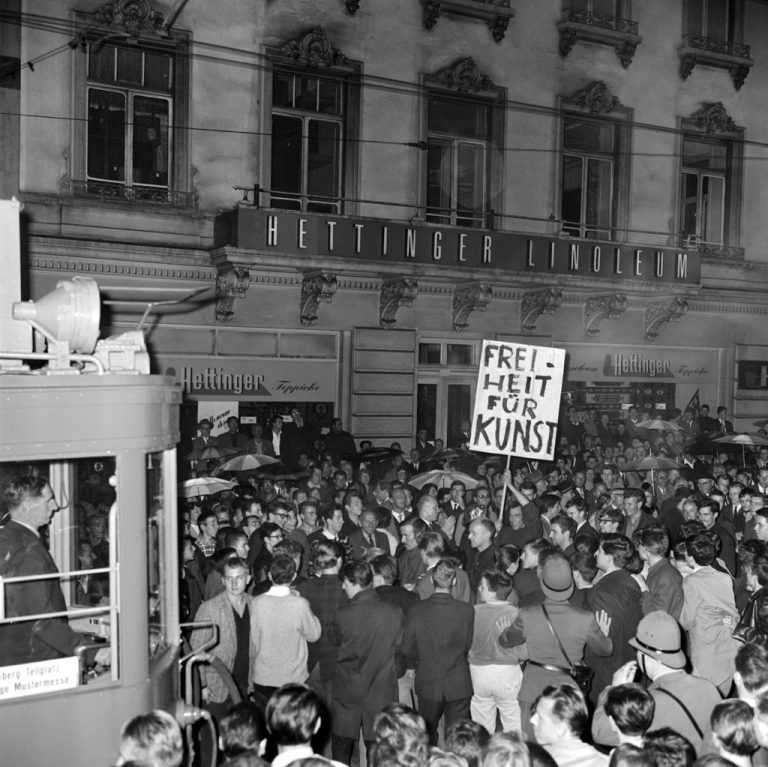 Bei der Premiere des Stückes „Der Stellvertreter“ in Basel im Jahr 1963 kam es zu Protesten. Befürworter der Aufführung erinnerten an die Freiheit der Kunst. keystone