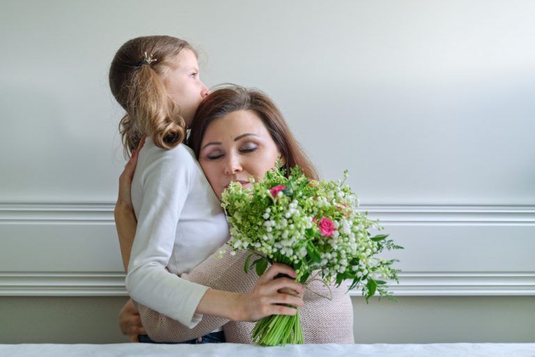 Blumen sind gerade in Zeiten wie diesen Nahrung für die Seele. Zu Muttertag kommen sie besonders gut an. Shutterstock