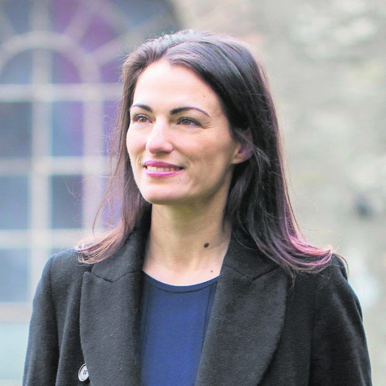 „Der wichtigste Aspekt für ökologische Maßnahmen im Bauen/Raumnutzung ist die Verbindung mit sozialen und kulturellen Fragestellungen. Sozial, weil es um den Einfluss des Menschen auf die Umwelt geht – um die Verantwortung, die wir für alles haben, was wir in dieser Welt verursachen. Kulturell, weil alles, was wir lieben und uns wertvoll und wichtig ist, von größerer Dauer ist. Ich plädiere daher fürs Wiederverwenden, die Aktualisierung von Vorhandenem, langlebige Materialien, gute Verarbeitung sowie verantwortungsvolle Planung und Projektentwicklung.“
Dr. Dir. Verena Konrad,
vai Vlbg. Architektur Institut