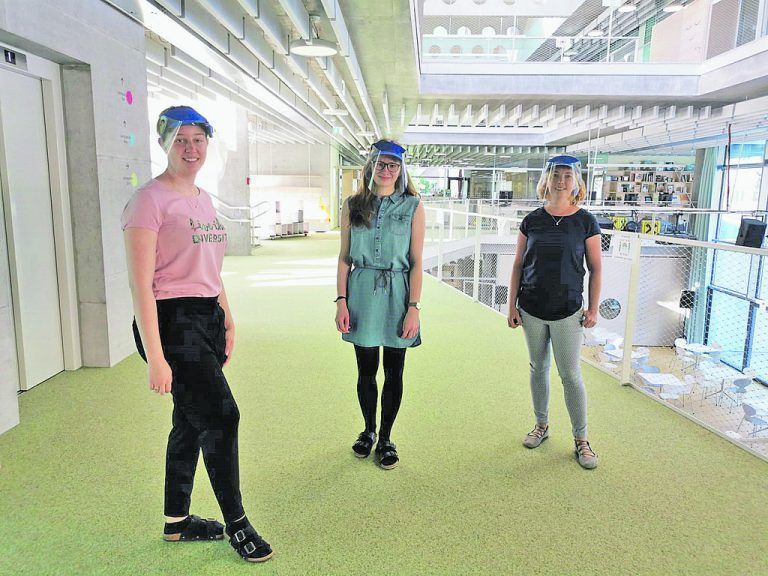 Die Lehrpersonen achten auf die Einhaltung der Sicherheitsmaßnahmen.Schule