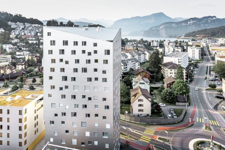 Die Schweizer Starachitektin Tilla Theus entwarf dieses besondere Hochhaus mit unregelmäßig angeordneten Fenstern.PREFA/Croce & Wir