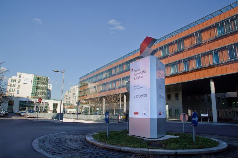 Das Neugeborene wurde ins Krankenhaus eingeliefert, es sei aber wohlauf. MEdCampus