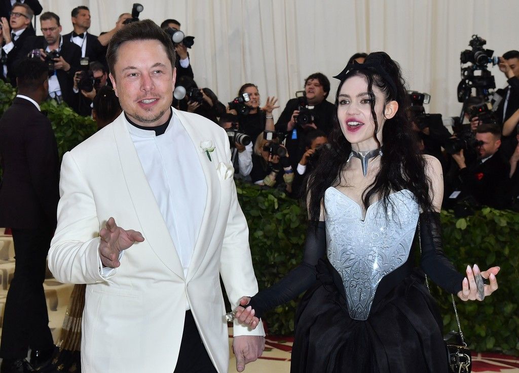 X Æ A-12 Musk? – Sängerin Grimes erklärt Babynamen