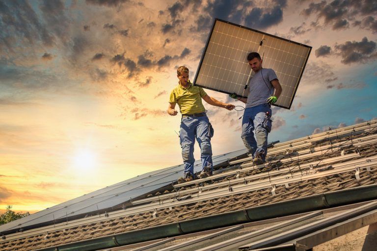 Dächer und Fassaden eignen sich bestens, um mittels PV-Anlagen den eigenen Strombedarf zu decken.shutterstock