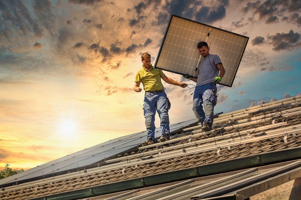 Strom, der vom Dach und der Fassade kommt