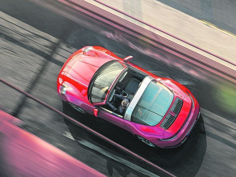 Gut ein Jahr nach Coupé und Cabrio bringt Porsche nun die Targa-Variante des neuen 911 an den Start. Wie schon beim Vorgänger folgt sie dem klassischen Konzept mit Überrollbügel und fester Heckglasscheibe, öffnen lässt sich nur ein Teil des Dachs. Zunächst gibt es zwei Motorisierungen mit 385 PS und 450 PS, Allradantrieb ist beim Porsche 911 Targa Standard.