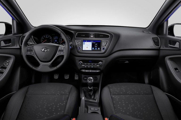 In Richtung Fahrer orientiert ist das Cockpit. Die Inneneinrichtung kann mit Ledermöbeln verfeinert werden.