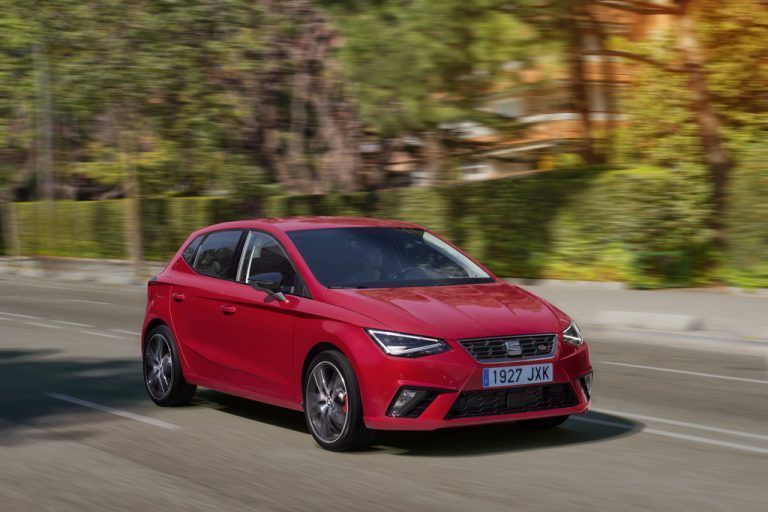 In seiner fünften Generation lieferte der Seat Ibiza eine Premiere: Er war der erste im VW-Konzern, der auf die MQB A0-Plattform gesetzt wurde. Er ist seither nur noch fünftürig zu haben. Als Antriebe offerieren die Katalanen Benzin-, Erdgas- und Dieselmotoren, Erstere beide mit 1,0, Zweiteren mit 1,6 Liter Hubraum. Die Leistung: zwischen 80 und 115 PS. Der Preis: ab 13.940 Euro.