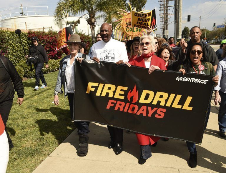 Inzwischen organisiert Jane Fonda die „Fire Drills“-Proteste auch in Kalifornien. An ihrer Seite stehen Promis wie Joanna Cassidy. AP