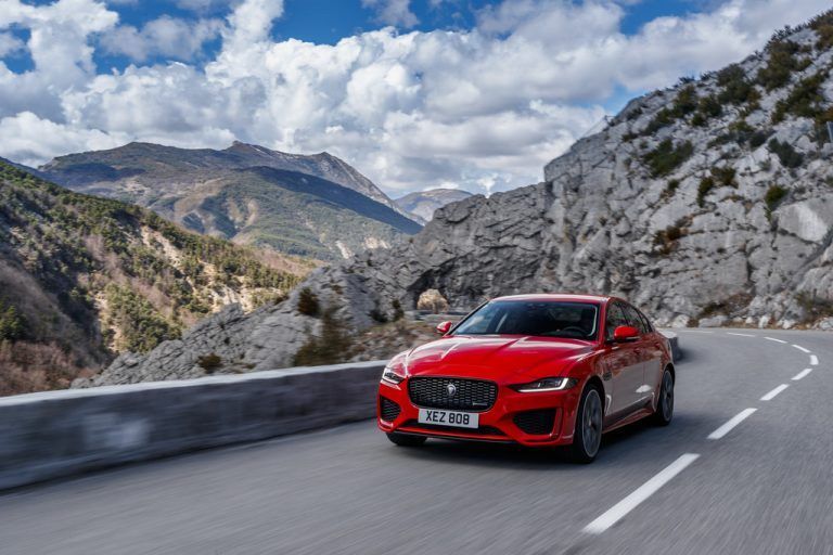 Jaguar XE: Eine umfassende Überarbeitung ist im Vorjahr erfolgt. Die Sechszylindermotoren wurden aussortiert, die Vierzylinder leisten 180 bis 300 PS.