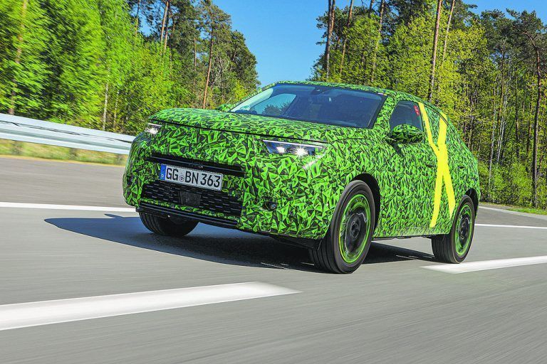 Leichter und mit mehr Antriebsvarianten: Anfang 2021 debütiert die neue Generation des Opel Mokka und bringt im Vergleich zum noch aktuellen Mini-Crossover bis zu 120 Kilogramm weniger auf die Waage. Der Neue nutzt dieMulti-Energy-Plattform CMP des PSA-Konzerns, so dass er neben konventionellen Motoren auch in einer Variante mit E-Antrieb angeboten wird. Wie die Konzernverwandten Peugeot 2008 und DS3 Crossback kommt auch beim neuen Mokka der E-Antriebsstrang mit 136 PS Leistung und einer Akku-Kapazität von 50 kWh zum Einsatz.