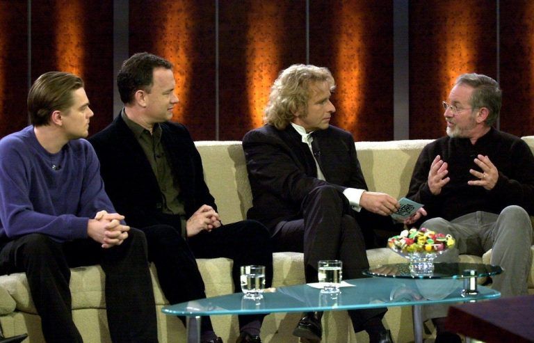 Leonardo DiCaprio, Tom Hanks und Regisseur Steven Spielberg zu Gast bei „Wetten, dass..?“ im Jahr 2003. EPA