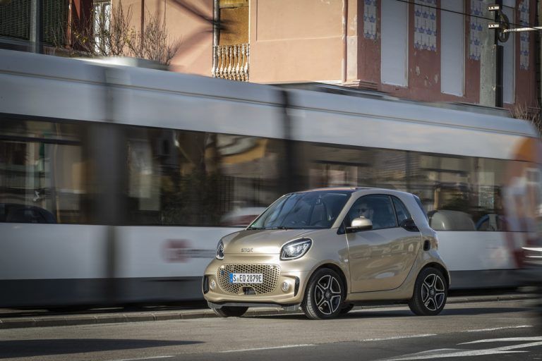 Mit einigen Design-Retuschen – auch zur besseren optischen Unterscheidbarkeit von Fortwo und Forfour – setzt Smart die Karriere des Citycar-Trios fort.