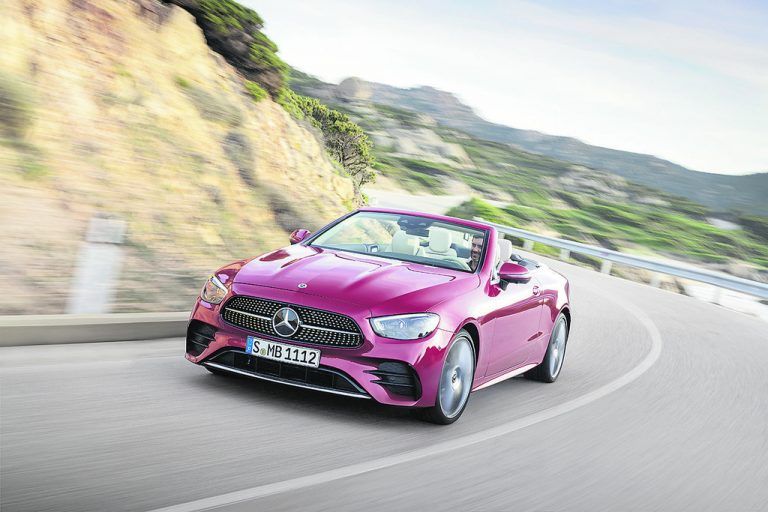 Nach der modellgepflegten E-Klasse im Sommer reicht Mercedes im Herbst die analog überarbeiten Zweitürer E-Klasse Coupé und Cabriolet nach. Wie zuvor Limousine und Kombi bekommen sie kleinere Optik-Retuschen sowie einige Innenraum-Innovationen und neue Motoren. Das Leistungsspektrum der Benziner rangiert zum Marktstart von 197 PS bis 367 PS, bei den Dieseln gibt es zunächst zwei Motoren mit 194 PS und 340 PS.
