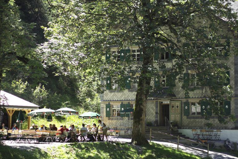 Nach einem kleinen Spaziergang können sich Wanderer und Tagesausflügler im Gastgarten ausruhen und erfrischen.Bad Rothenbrunnen