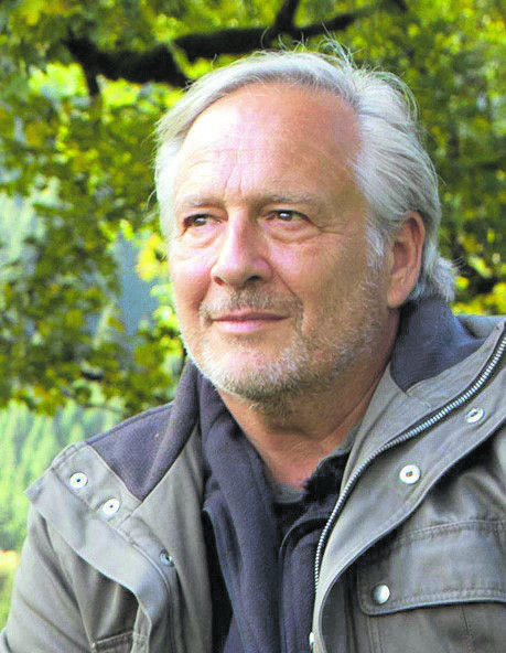 „Neubauten im urbanen Gebiet gehören generell mehrgeschoßig in die Höhe gebaut, Parkplätze unter die Erde! Zukunfts- und anpassungsfähige Bäume für Beschattung, fürs Mikroklima und die Wasserregulierung müssen gepflanzt und in jedem Baubescheid automatisch vorgeschrieben werden. Straßen und Wege als Alleen anlegen. Anstatt Rasen gehören blühende Naturwiesen mit regionalen Samen in Dörfer und Städte, dazu gehört auch Totholz gelegt, genauso wie Brennnesselflächen, Blühhecken sowie Kräuter- und Gemüseflächen.“
Autor/Berater Conrad Amber,
„Die Stimme der Bäume“