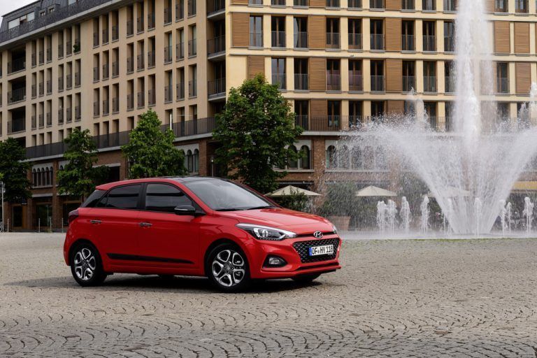 Recht solide gestaltet hat die Hyundai-Designabteilung die Exterieur-Optik des i20. Auf Basis von 2,57 Metern Radstand bietet er geräumige Wohnverhältnisse.