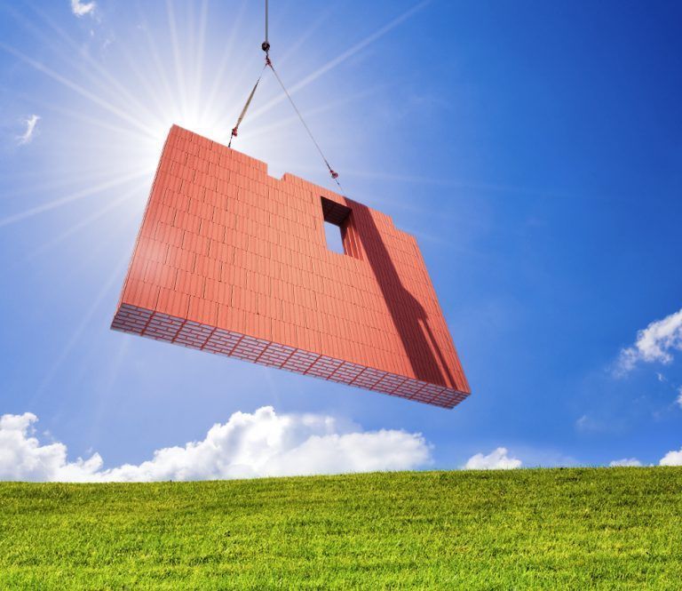 Die Ziegelfertigteile werden von Robotern hergestellt. FA