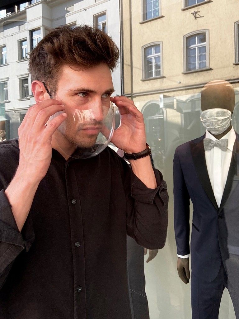 „smile and be safe“ nennt sich die Schutzmaske, die von Architekt Fabian Tobias Reiner mitentwickelt wurde. Sie liegt auf dem Nasenrücken auf. Reiner