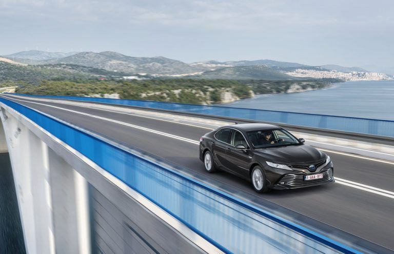 Toyota Camry: Eine längere Pause eingelegt hatte er in Österreich, im Herbst 2019 besiegelte seine achte Generation die Ablöse des Avensis. Hierzulande ist die frontgetriebene 4,9-Meter-Limousine ausschließlich als Hybrid – 2,5-Liter-Benziner in Kooperation mit einem E-Aggregat wie im RAV4 – zu haben. Die Systemleistung: 218 PS. Einen Kombi wird es nicht geben. Preis: ab 39.790 Euro.