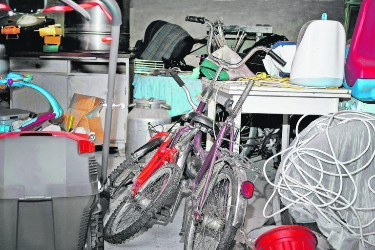 Vollgeräumt So darf eine Garage in der Wohnanlage nicht aussehen, sie ist ausschließlich für das Abstellen von Fahrzeugen gedacht.