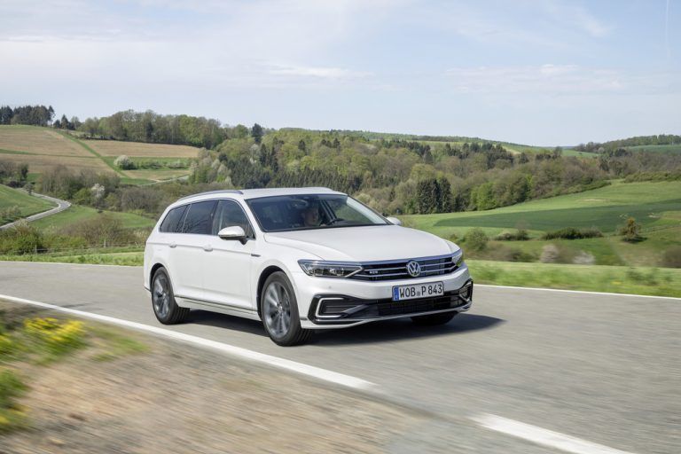 VW Passat: Die komplette Modellfamilie wurde im Vorjahr technisch aktualisiert. Preise: Variant ab 34.960 Euro, Limousine ab 32.590 Euro.