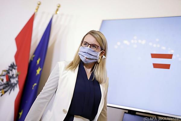 Wirtschaftsministerin Schramböck plant &#8220;Kaufhaus Österreich&#8221;