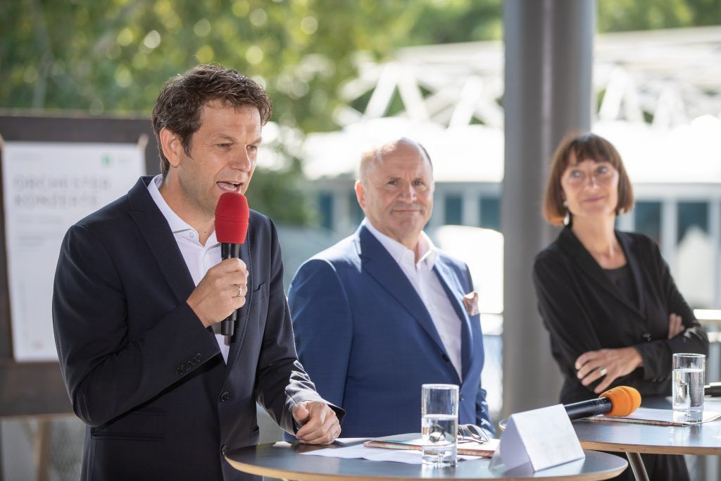 Die Leitlokomotive steht auf dem See