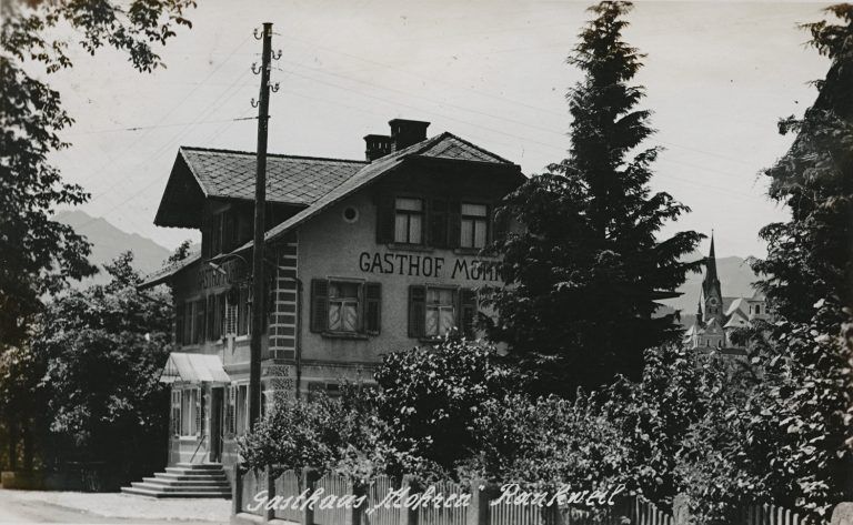 1904 fiel das Gasthaus Mohren in der Ringstraße einem Brand zum Opfer. Daraufhin errichtete Josef Präg in seiner eigentlichen schon fertigen Apotheke in der Stiegstraße einen neuen „Mohren“.